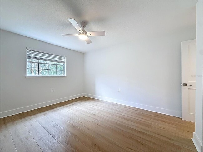 Building Photo - 200 Country Club Dr