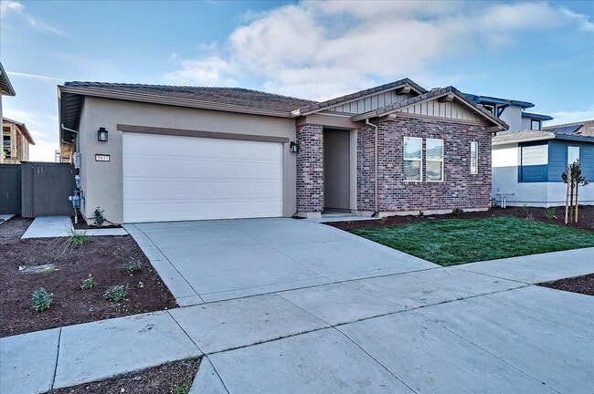 Building Photo - FULLY FURNISHED - ALMOST NEW 4 BED, 2.5 BATHS, 2 CAR GARAGE, 1 STORY IN NORTH LAKE COMMUNITY, NOR...