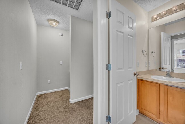 Building Photo - 765 Canyon Oak Loop