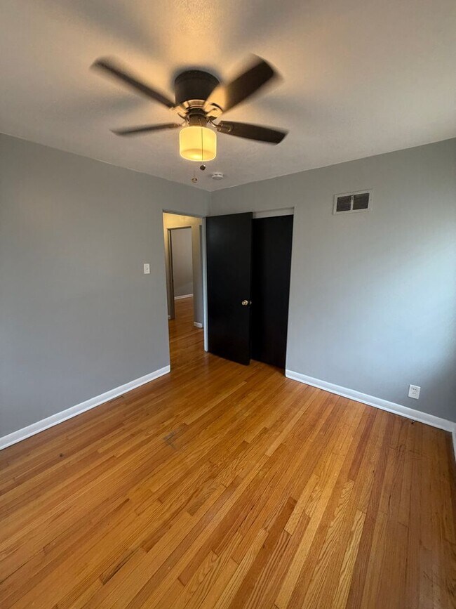 Building Photo - 1315 Mendell Dr