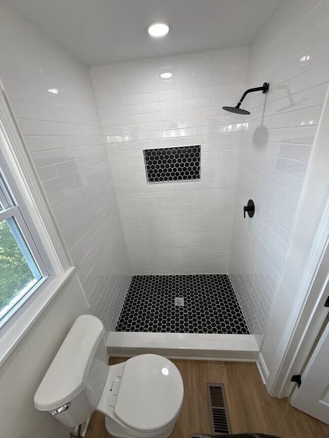 Building Photo - Spacious 4BR/3BA Retreat in Decatur