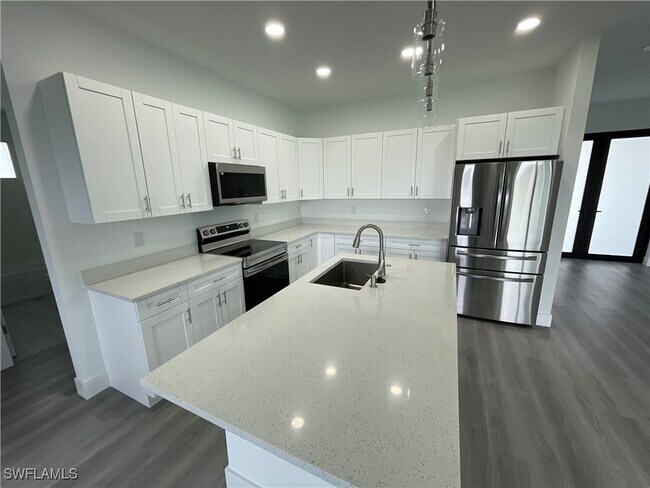 Building Photo - 821 Newell St E