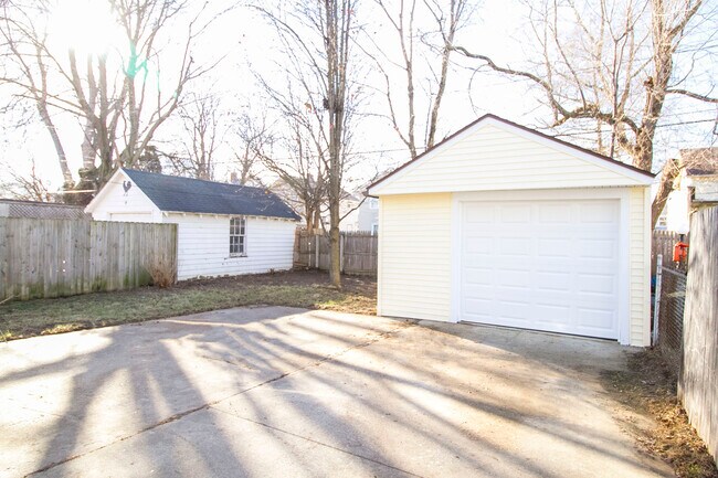 Building Photo - 4353 Lyman Ave