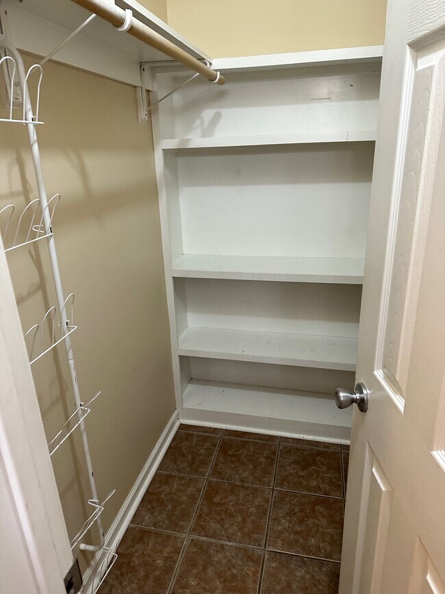 Walkin closet - 4340 Benoit Ln
