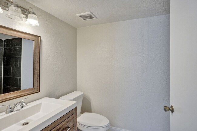 Building Photo - 3 BED/2BATH