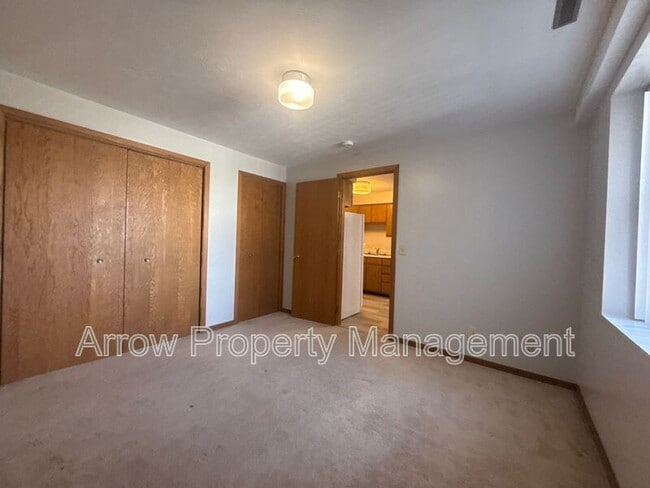 Building Photo - 208 E 5th St