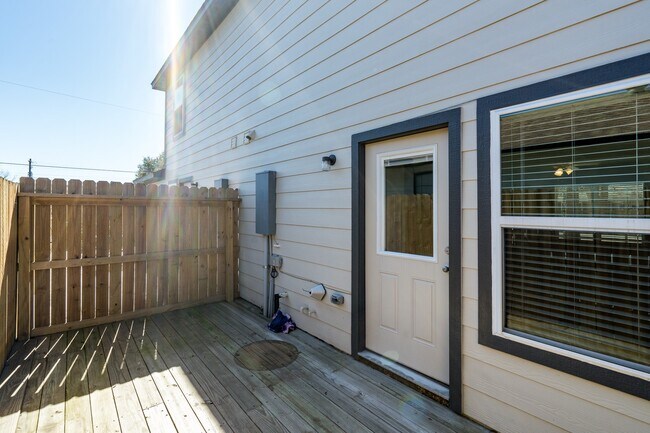 Building Photo - 207 N Poplar St