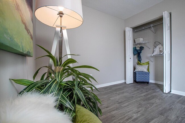 Building Photo - Havenly Park Villas