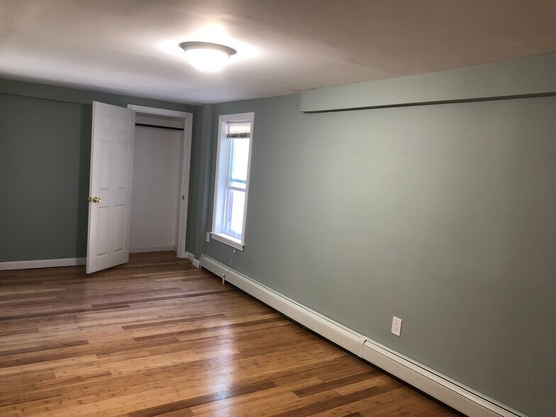 Building Photo - 8 Maple St