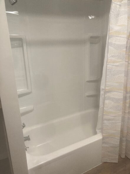 Bathroom2 - 533 Jackson Ave