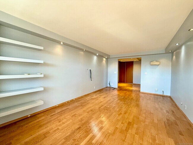 Building Photo - 444 Bedford St