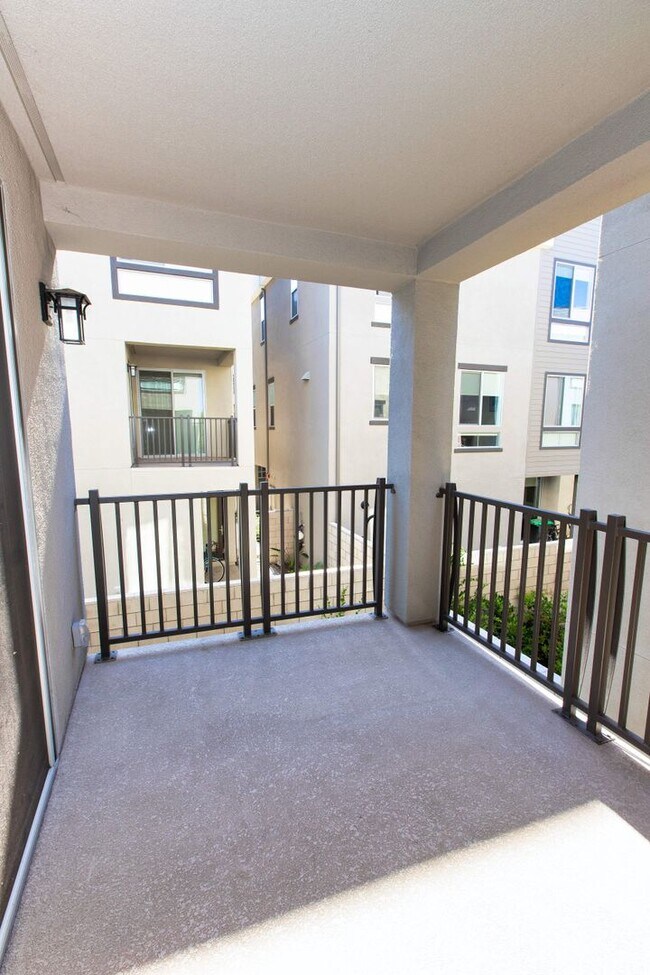 Building Photo - 1625 Hampton Dr