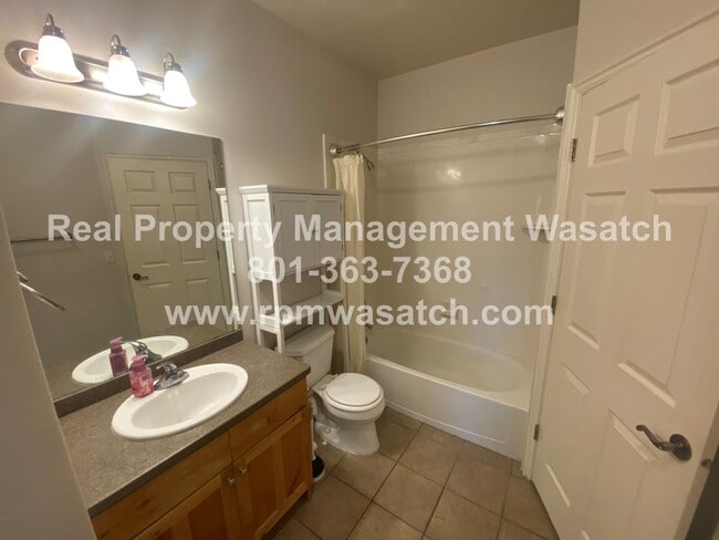Building Photo - Cute 3 Bedroom 2 Bath Condo with a View!