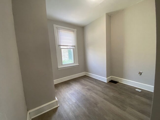 Building Photo - Renovated 3 bed townhome