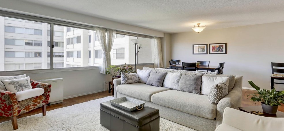 Bright and spacious - 4515 Willard Ave