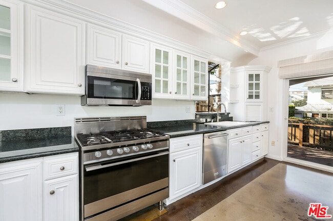 Building Photo - 252 Hampton Dr