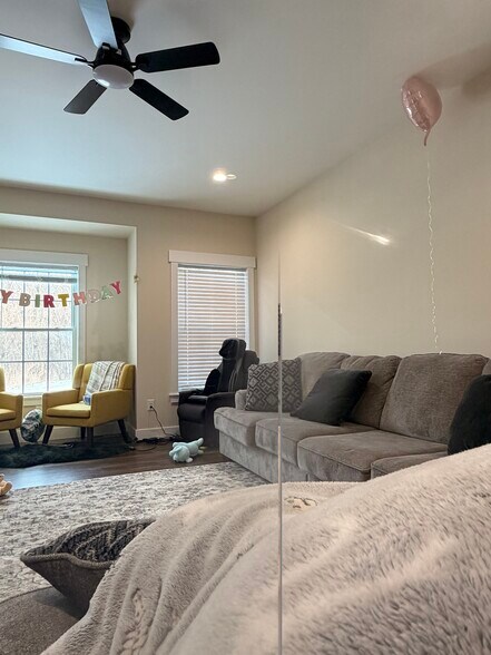 Building Photo - 33 Wisteria Ln