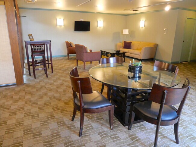 Clubhouse Lounge w Kitchen - 400 S Lafayette St