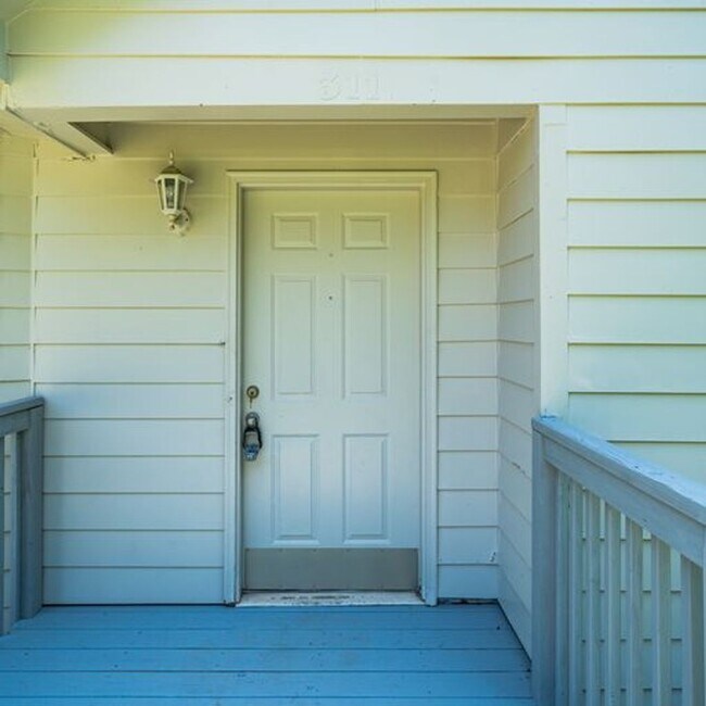 Building Photo - Move in Before the Holidays!?Renovated Hom...