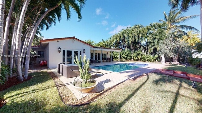 Building Photo - 6015 Pine Tree Dr