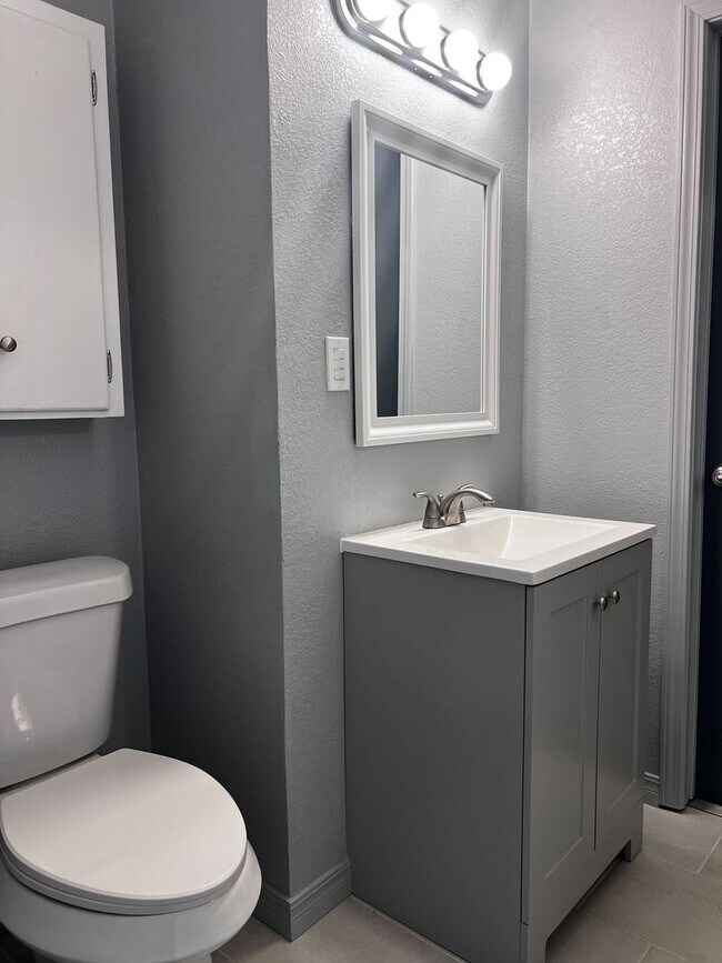Building Photo - Remodeled 3 Bed 2 bath