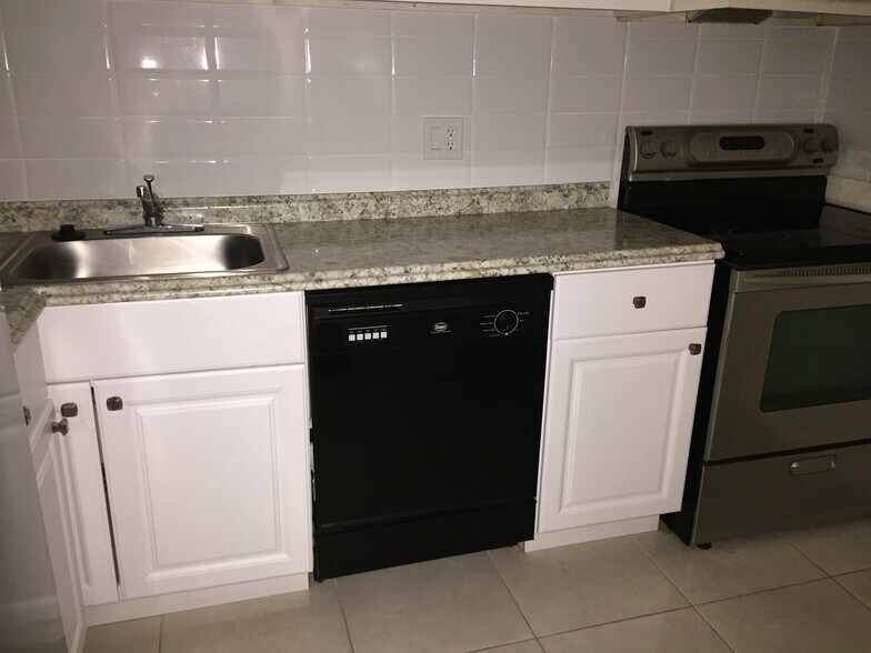 Building Photo - 3740 Inverrary Dr