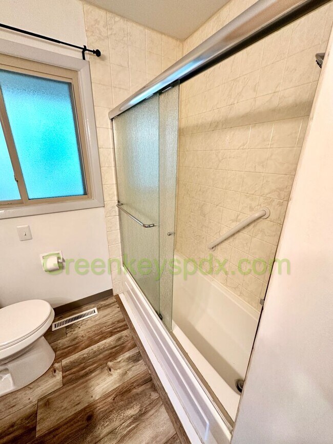 Building Photo - 3-Bedroom, 1.5-Bathroom House in Concordia...