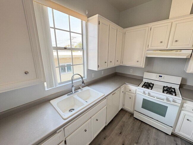 Building Photo - Beach close 4 bedroom, three bath townhous...