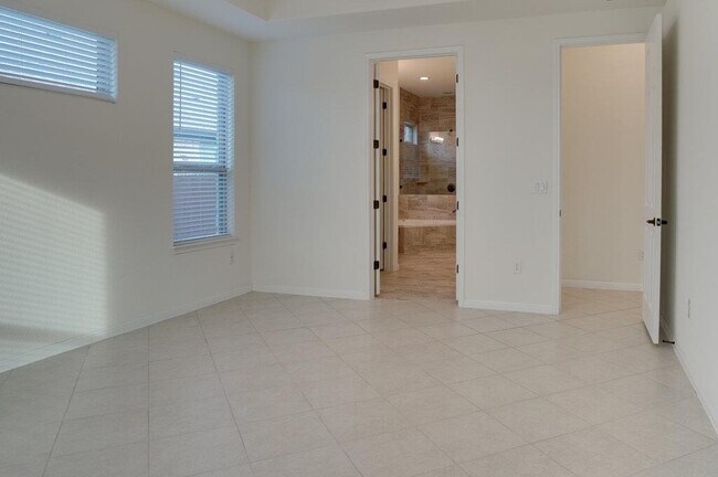 Building Photo - 717 Kingston Pl