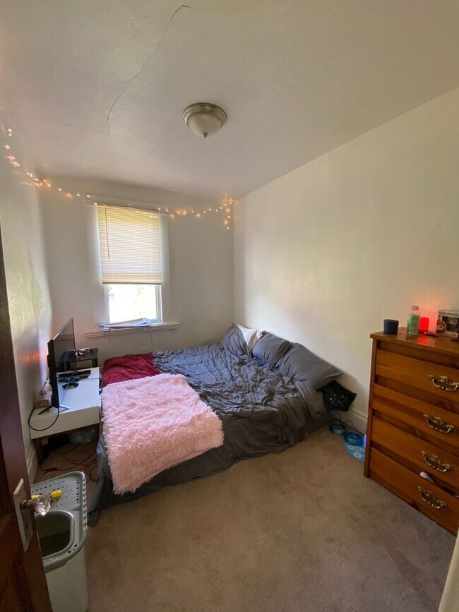 Building Photo - 405 Edgemont St