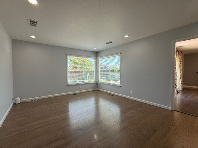 Building Photo - Updated Single Story Home located in Desirable Glenmoor Neighborhood of Fremont