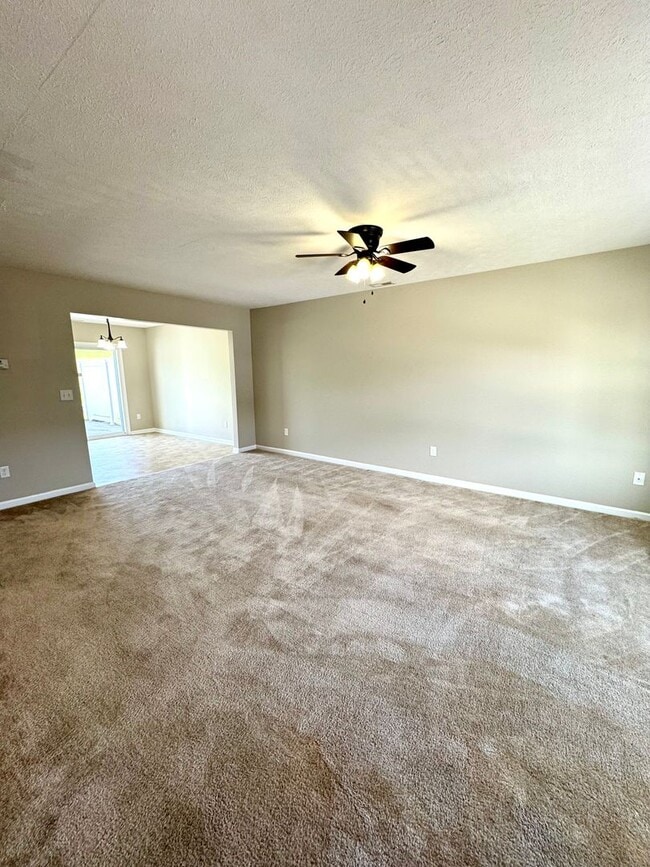 Building Photo - Town House For Rent