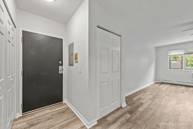 Building Photo - 7319 N Rogers Ave