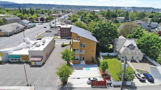 Building Photo - 817 E Nora Ave