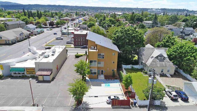 Building Photo - The Gee