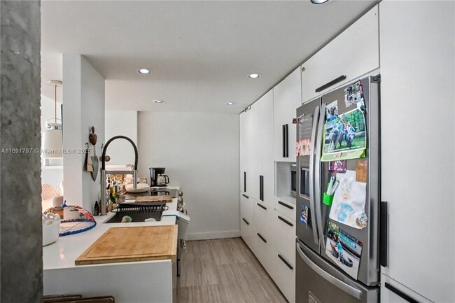 Building Photo - 10000 W Bay Harbor Dr