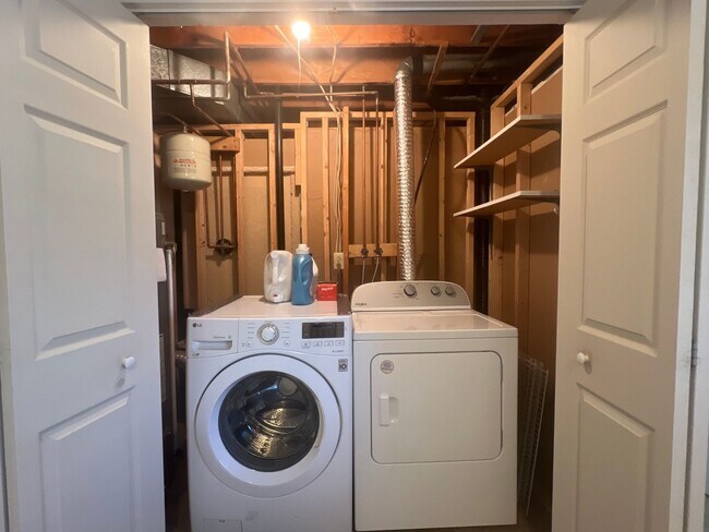 Building Photo - 4 Bed 3 Bath w/AC - Coming Soon! - MileSto...