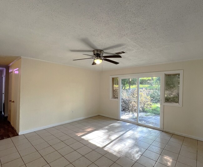 Building Photo - 1043 Westwood Dr