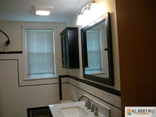 Building Photo - 6 Linwood Pl