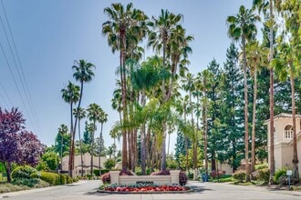 Building Photo - Lovely and spacious 3BR 2.5BA townhouse in...