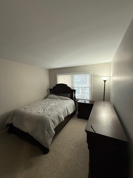 Building Photo - 12 Falcon Ln W