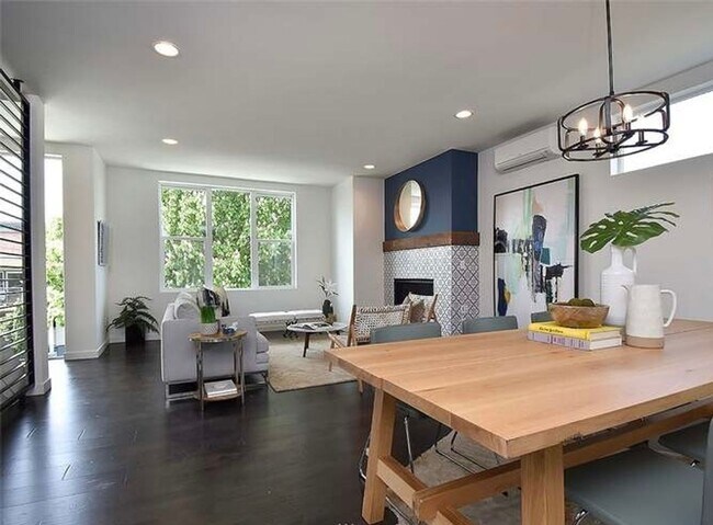 Building Photo - 4bd/4ba Townhouse in Queen Anne