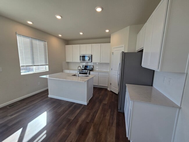 Building Photo - Like new 3 bedroom 2.5 bath with loft