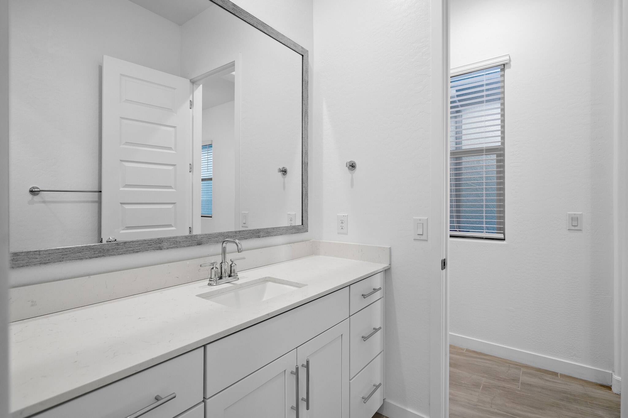 Building Photo - 9738 E Tiburon Ave
