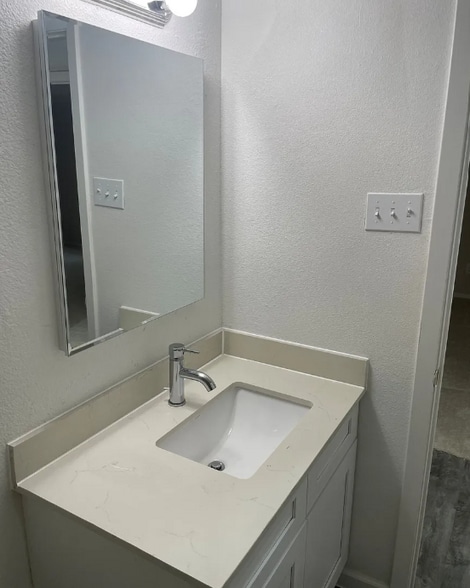 Building Photo - 3954 Cambridge Dr