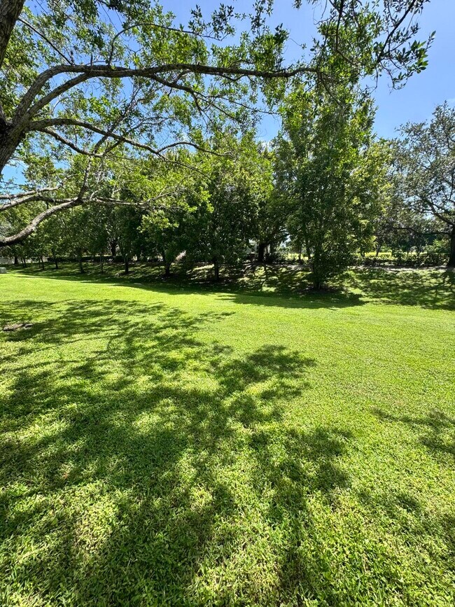 Building Photo - 77 Fairways Ln