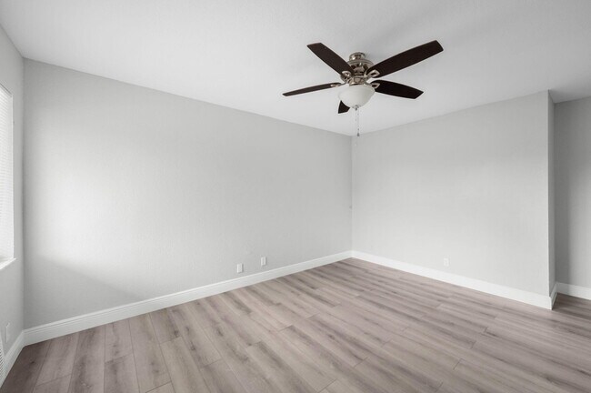 Building Photo - 233 7th Ct