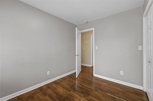 Building Photo - 2911 Gresham Rd S E