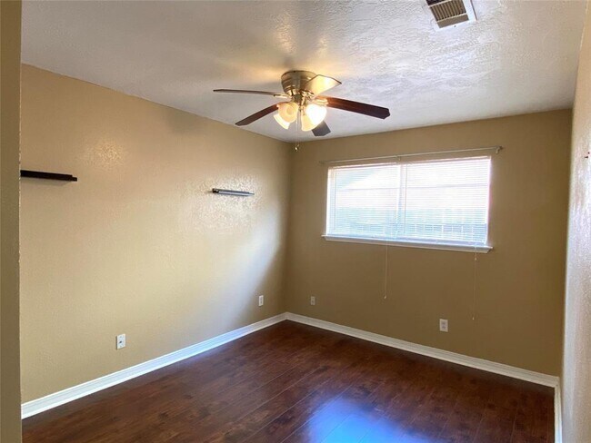 Building Photo - 747 Seamaster Dr