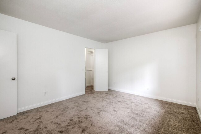 Building Photo - VIA261